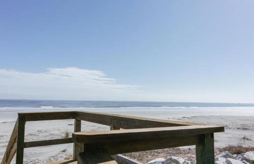 Beachfront home with expansive deck and direct beach access - Foto 31