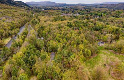 Secluded Modern Enclosed Patio Forest Views Woodland Zen by AvantStay - Foto 35