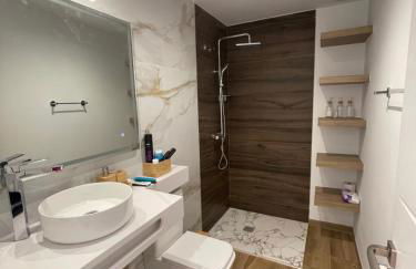 This spectacular 3-bedroom apart - Photo 42