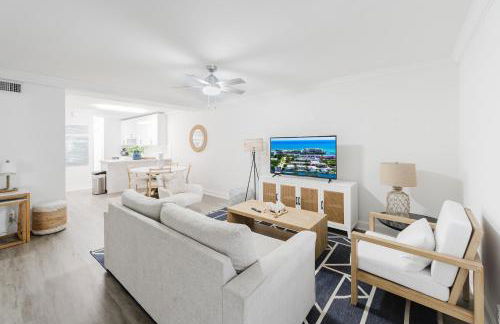 Boca Waterfront Oasis Walk to Beach with Pool, Hot Tub, Gym - Foto 1