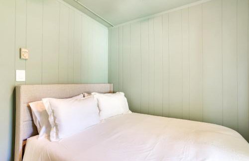 Walk to White Lake Family Home with Deck and BBQ - Foto 17