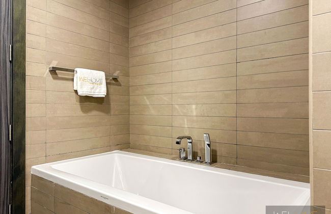 WelHome - Prime 1BR Apartment at Oia Residence - Photo 26