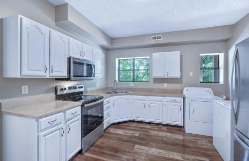 Large Hillside Retreat with Pool and Hot Tub - Foto 18