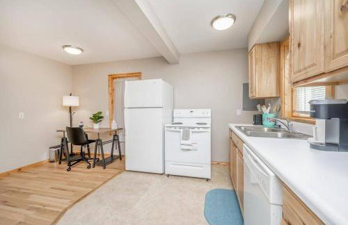 Cozy 1 Bed 1 Bath Home with Garage and Fenced Yard - Foto 13