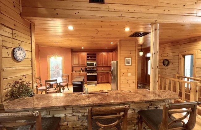 A true log cabin with 360 degree mountain views - Pet and Motorcycle friendly! 5 Bedroom Cabin by RedAwning - Foto 9