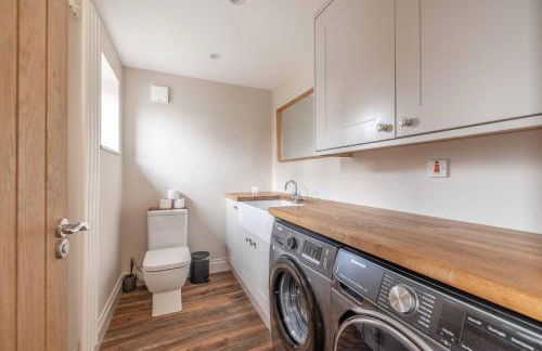 FAMILY FRIENDLY ESCAPE IN ETON, COUNTRYSIDE VIEWS with Hot Tub - By Tempstay - Foto 27