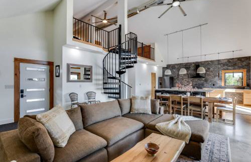 Modern Cabin Near Cheney Lake W Pool and Hot Tub - Foto 28