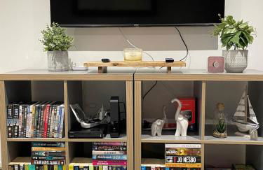 Spacious two bedroom flat, entire property - Photo 8