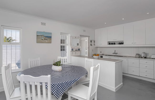 Unwind in Coastal Charm at Villa Santorini - Photo 7