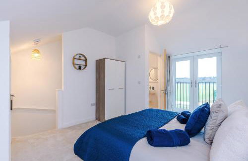 Stunning 3 Story Home, 3 x King Size Beds, Pool Table, Free Parking x2, Ping Pong - Foto 17