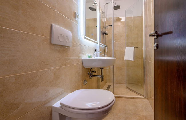 Yellow house with private parking - Photo 28