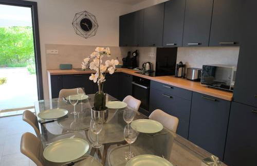 Rez de Villa au calme piscine chauffée, terrain pétanque - Photo 5