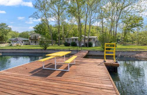 New! 2 Homes-Firepit, Hot Tub, Huge Yard and Dock - Foto 52