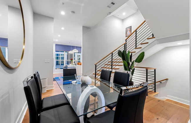 Stylish Midtown Home w Rooftop Views by Silverx - Foto 17