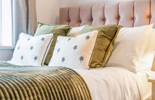 M54 Luxury Escape Sleeps 7- 4 Beds Off M54 - Driveway Parking- RAF Cosford Telford Albrighton Oxley Staffordshire -JLR Wolves Stafford I54 Business Park- 10 Mins to M6- 45 Mins to NEC and BHX Airport Regular & Long Work Stays available - Samina- ARZ Stays - Foto 17