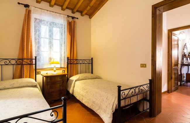 Holiday Home in Town Center with Pool, Garden, Hot Tub - Foto 2