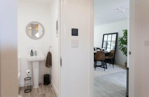 Runcorn Spacious Modern 3 bedroom House, 4 beds, On site Parking, Long stay deals - Foto 15