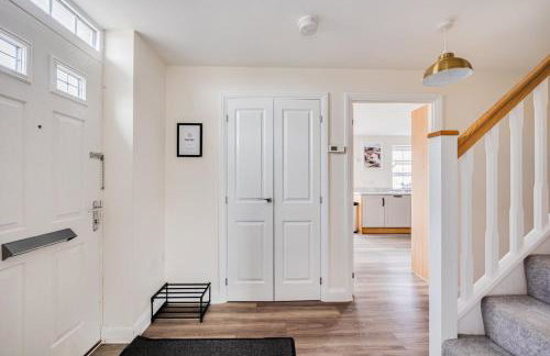 Detached House in Brooklands - Prime Location - Driveway Parking, Self-Check-In, Fast WiFi and Smart TV by Yoko Property - Foto 22