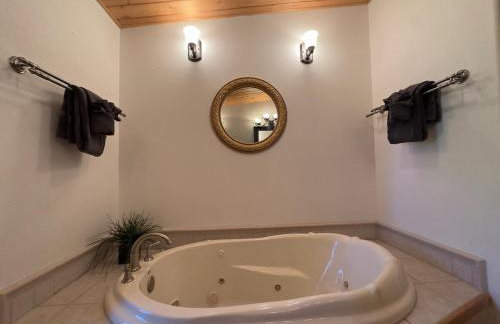 The Carriage House Walk to River Lake In Town - Foto 53