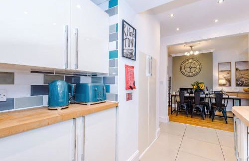 Spacious 3 Bed Home in Great Location by 53 Degrees Property - Ideal for Business with Parking - Foto 12