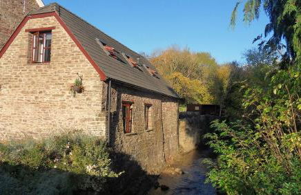Penybont Barn - Photo 1