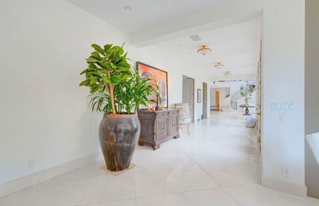 Carolwood - Modern Tuscan Villa With Rolling Lawns and Loggia in Holmby Hills - Photo 76