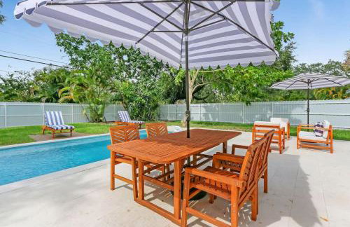 Charming 4BR Oasis with Saltwater Pool and Parking - Foto 29