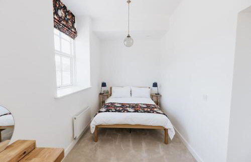 Grade II Mill Townhouse in Leeds with Free Parking which Sleeps 6 - Photo 18