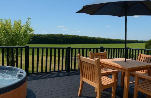 Hunters Cottage - Luxury, high end, hot hub, AC, slipper bath, couples retreat - Photo 28