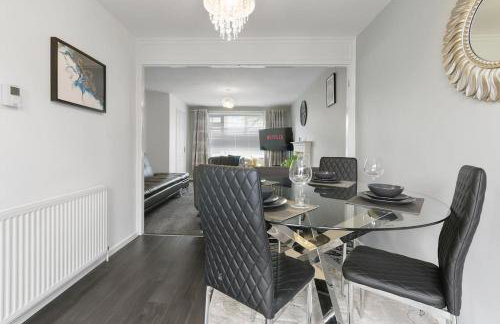 Superb 3 bed house, homely comforts close to supermarkets, with private parking on gated premise - Photo 19