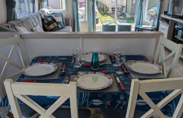 Beautifully presented beachcomber holiday home sited on the Durdle Door holiday park within a few minutes walk from the path that leads to the famous Durdle Door arch and Lulworth cove - Foto 12