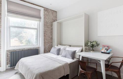Decompress at a Serene Studio in Classic Townhouse - Foto 1