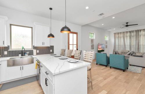 Tranquil Downtown Escape with Backyard - Photo 70