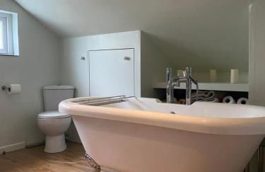 Stunning 2 Bedroom Flat in a Central Location - Photo 25