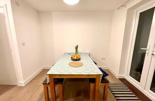 Churchill House 3 Bedroom Sleeps 6 Free Parking - Photo 4