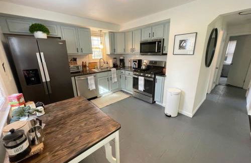 New! Cozy 4-bedroom w/ free parking. Dogs welcome! - Foto 19