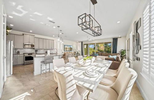 Epic Playhouse Getaway - Castle & Superhero Bunks Theater Private Pool No Rear Neighbors - Foto 36