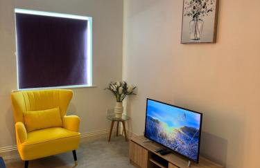 Three-bedroom modern family home by the pond with free parking - Photo 37