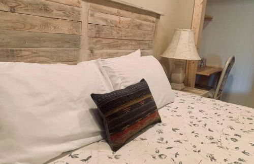 New! Lower Level Ranch Home - 10 mins to Town - Foto 6