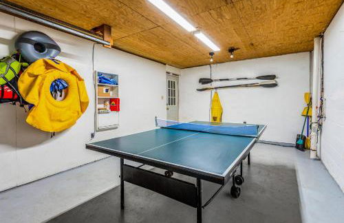 Cabin w hot tub & kayaks by river - Foto 30