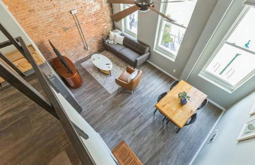 Rustic-Industrial Loft with Courthouse Views apts - Photo 9