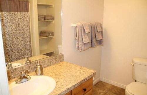 3 queen beds, 1 twin bed, 2 rooms, 1 and a half bath, self check-in, flexcation equipped - Foto 18