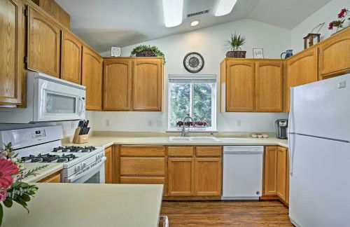 Centrally Located Mt Shasta Home with Deck! - Foto 13