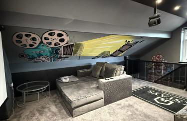SK Stays Modern Luxury Home With Jacuzzi Bath & Cinema Room - Foto 33