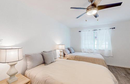 Beautiful dog-friendly home with fireplace, large yard, hammock, W/D, and AC - Foto 22