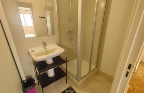 5 mn (450 m) walk Metro/La Defense/Netflix/Parking - Foto 9