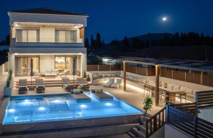 Cantouni Villa, Luxury 5BR Retreat with Pool & Jacuzzi Near Town by Villa Mana Gers - Photo 7