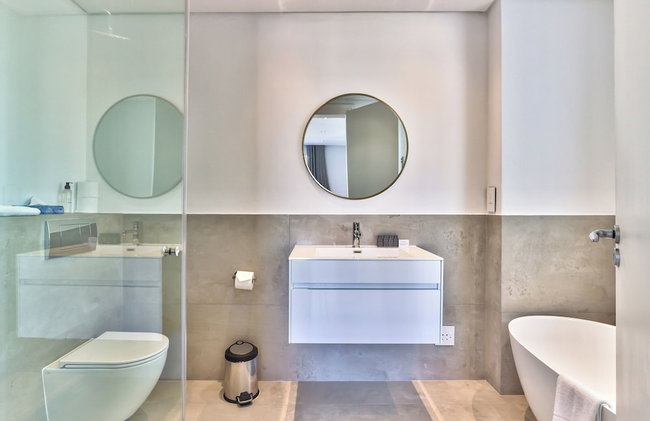 Luxury Three Bedroom Apartment - Fully Furnished and Equipped - Photo 8