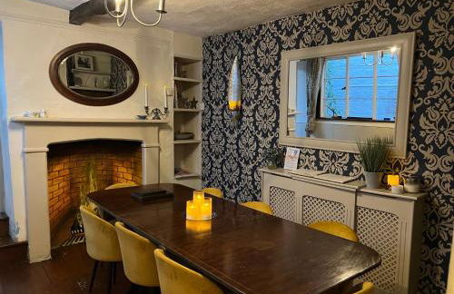 Crescent Cottage, sleeps 8, pet friendly - Photo 8