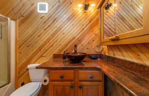 6 Br Cabin Hot Tub Fire Pit Min to Hatley Pointe - Foto 33